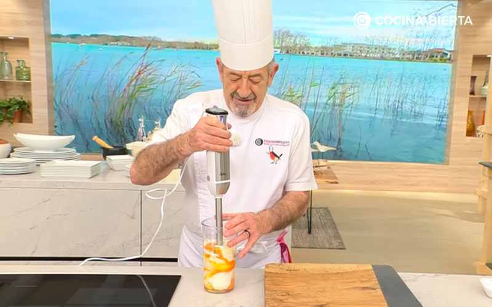 Tritura todos los ingredientes para hacer la tarta de queso y membrillo