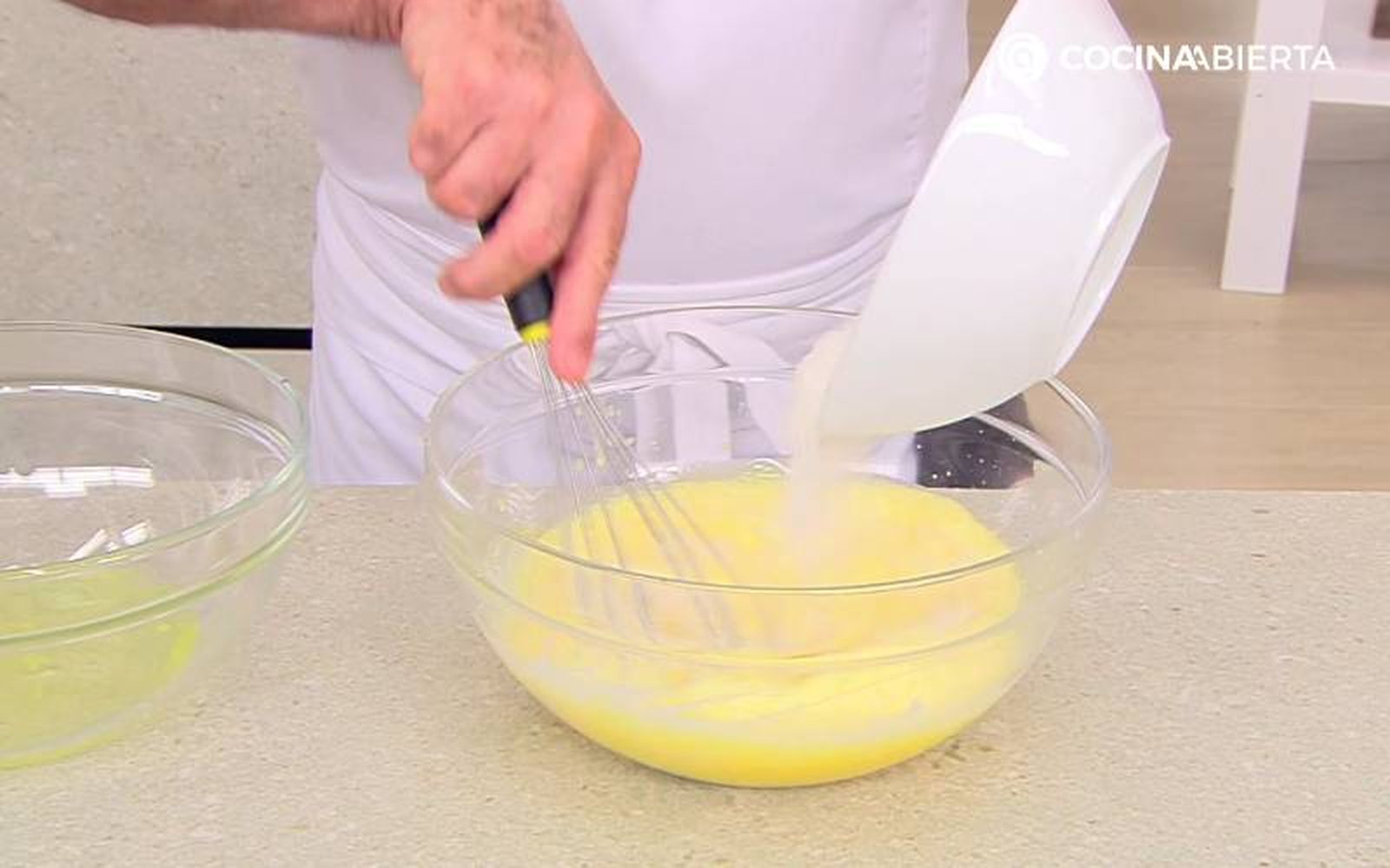 Elaboración de la receta de flan de coco de Karlos Arguiñano - Prepara la mezcla
