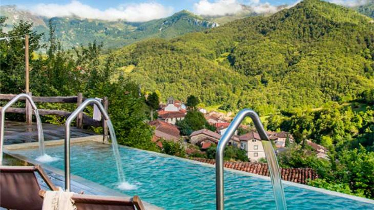 Piscina desbordante con vistas a la montaña