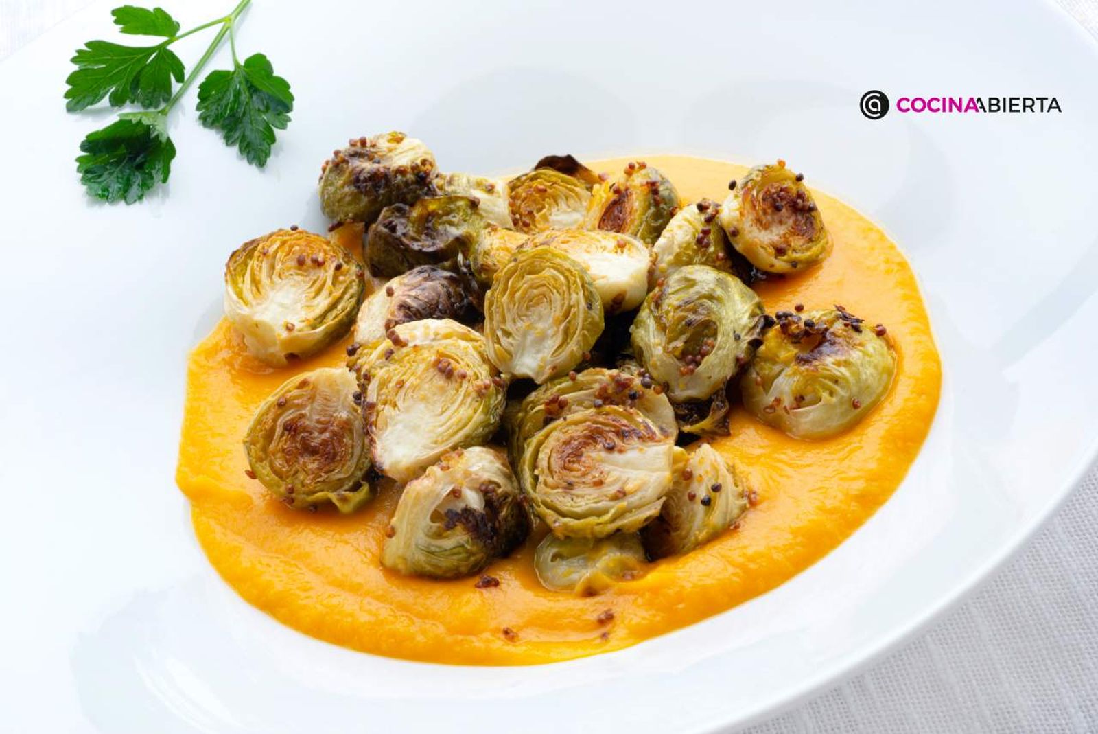 Asadas al horno con mostaza sobre puré de boniato