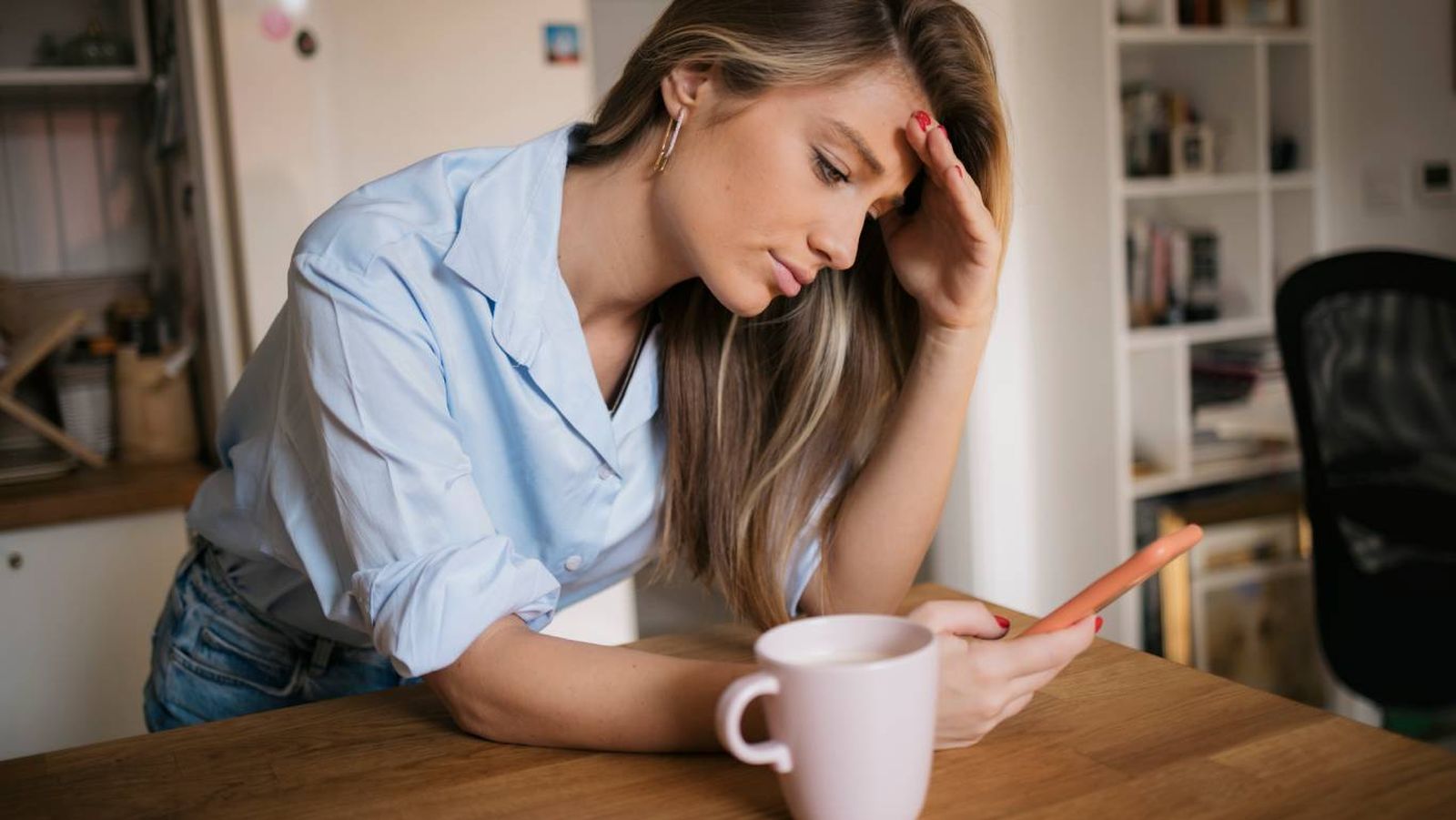 Las estafas telefónicas son fraudes en los que se usa una llamada para engañar a la víctima.