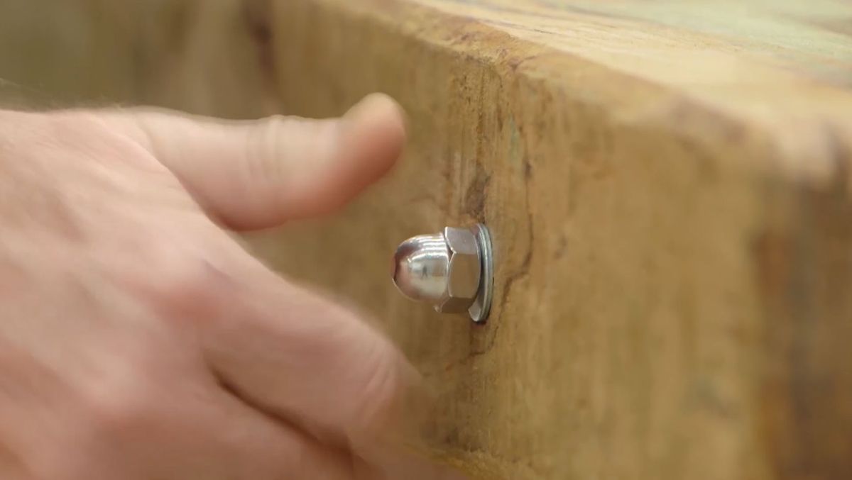 Como hacer una mesa de comedor con traviesas de madera paso 10