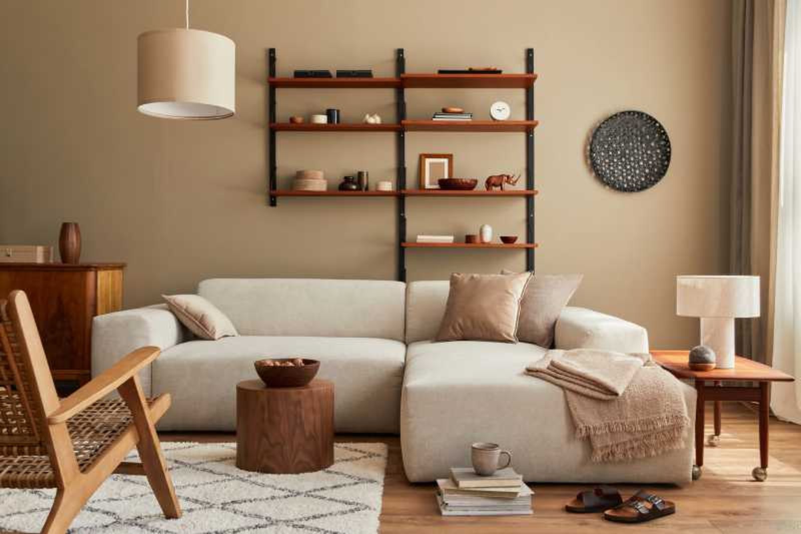 Salón fresco y natural decorado en tonos claros y madera.