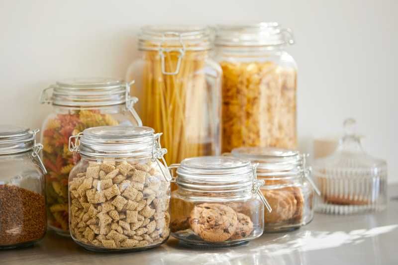Recipientes de vidrio con cereales.
