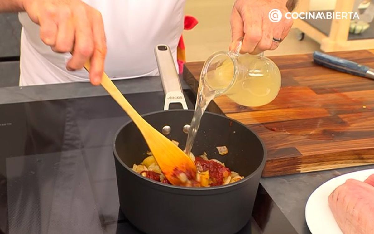 Añade el caldo de verduras