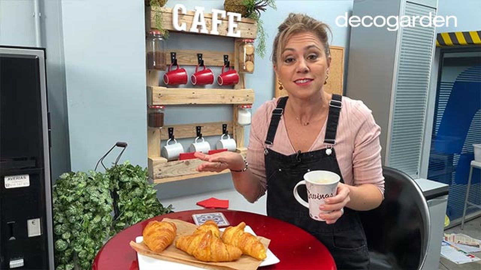 como hacer una estanteria para el cafe con un pale paso 14