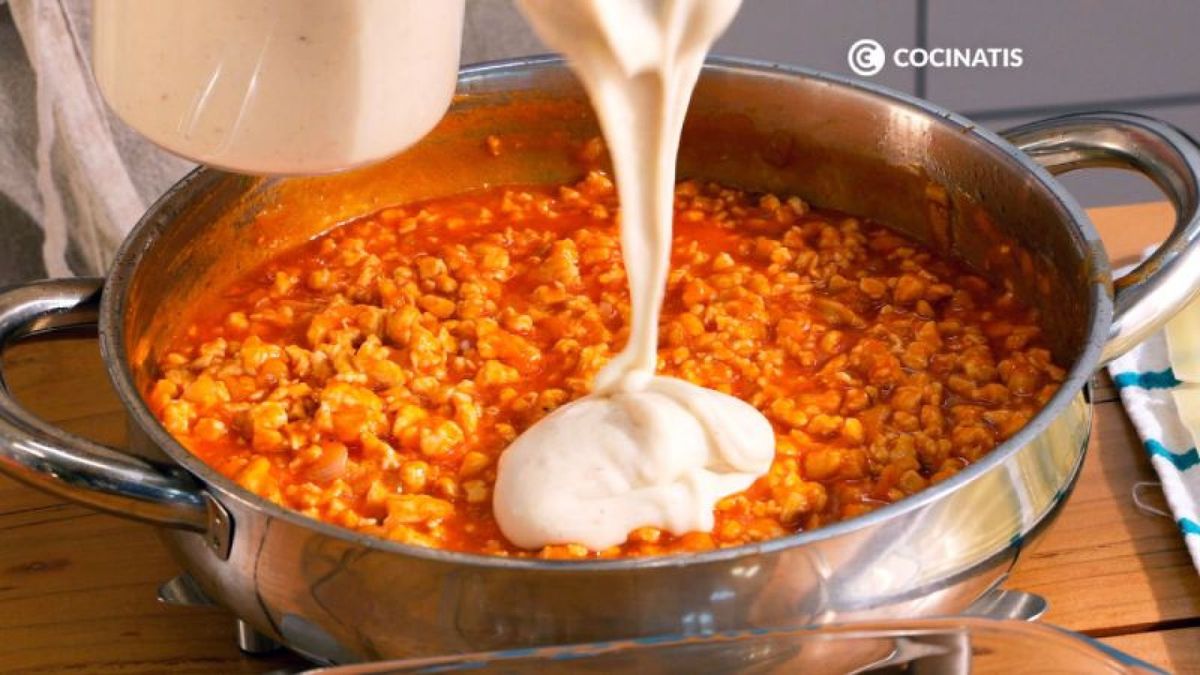 Agregamos un poco de bechamel al relleno de pollo