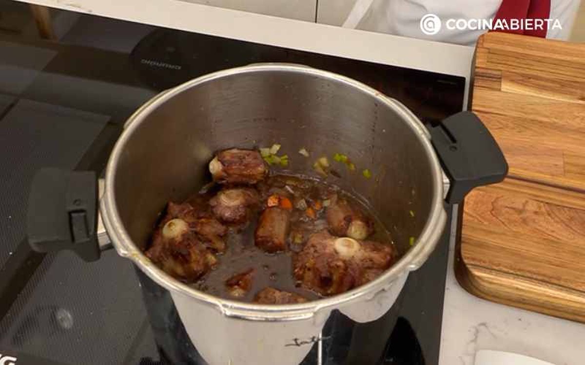 Incorpora el rabo de ternera