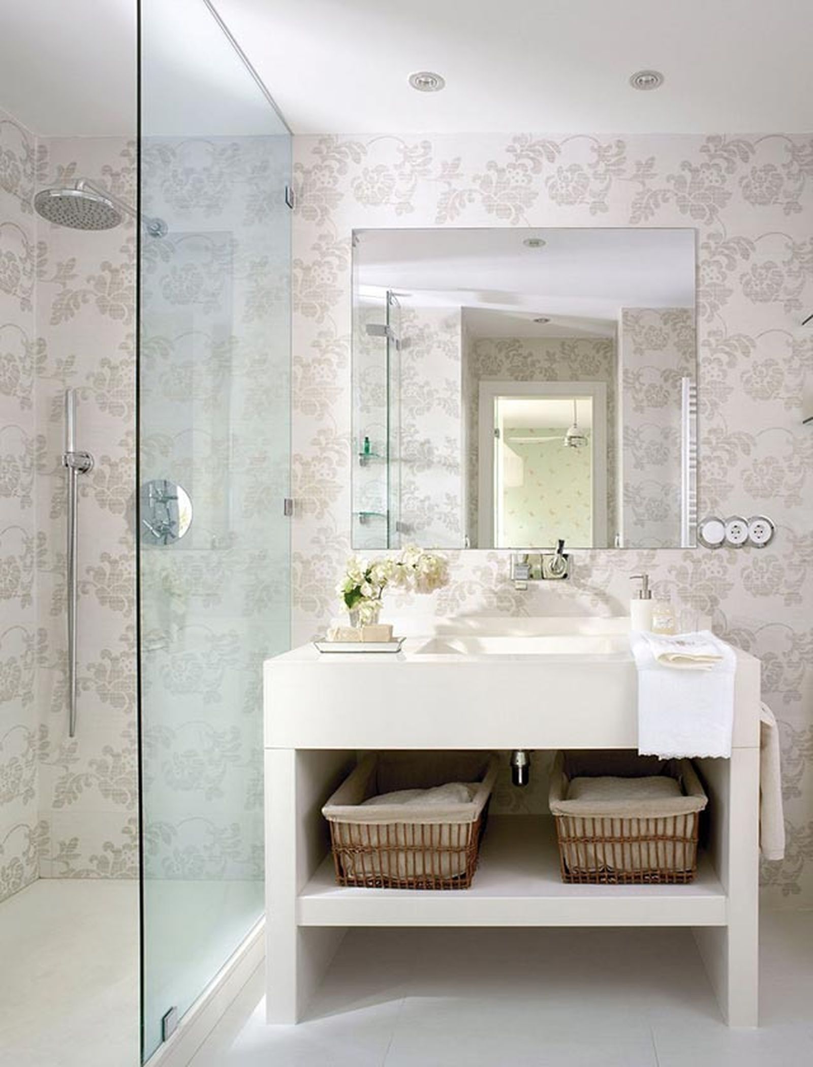 Razones para decorar el baño en color blanco 11