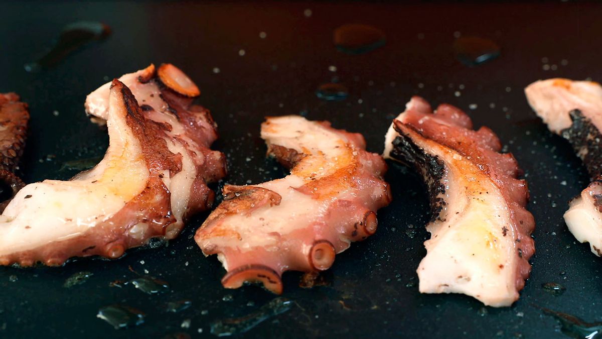 Receta de pulpo a la plancha con puré de boniato y salsa rosa  paso 4