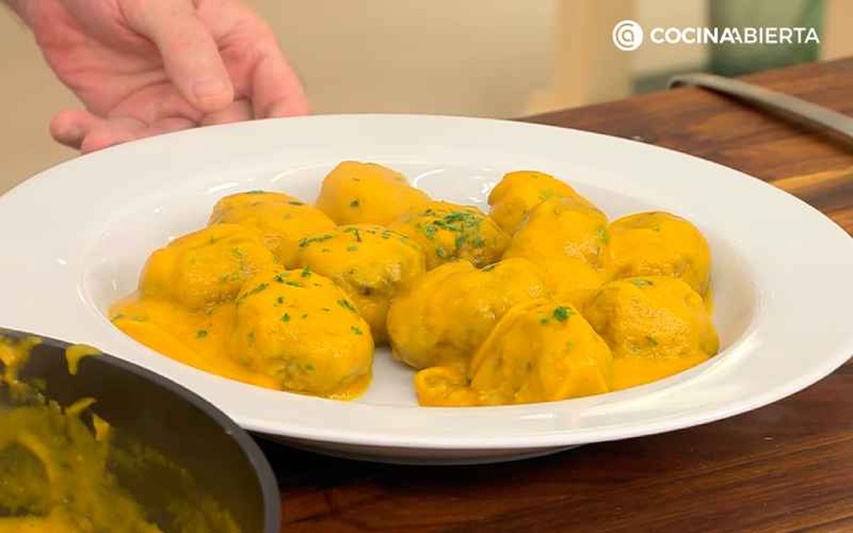 Sirve las albóndigas en salsa de zanahorias