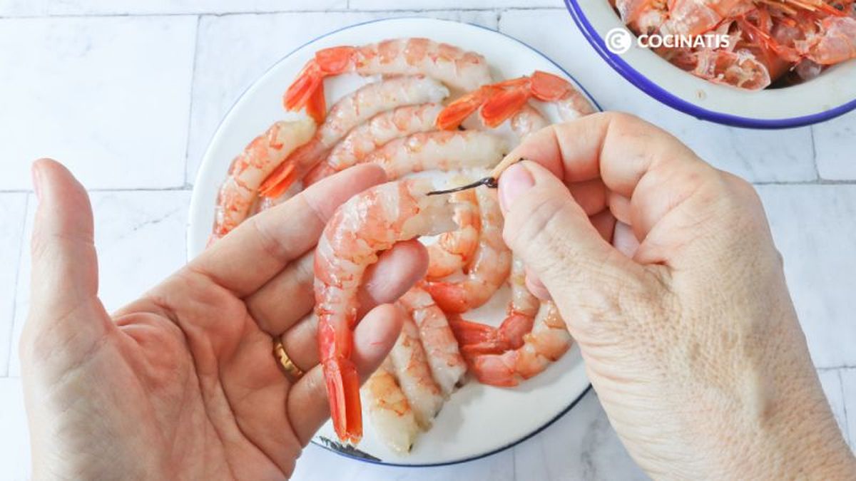 Retiramos el hilo intestinal de las gambas