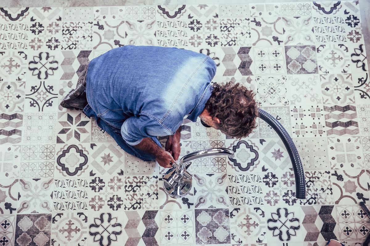 Cómo instalar una bañera exenta paso 10
