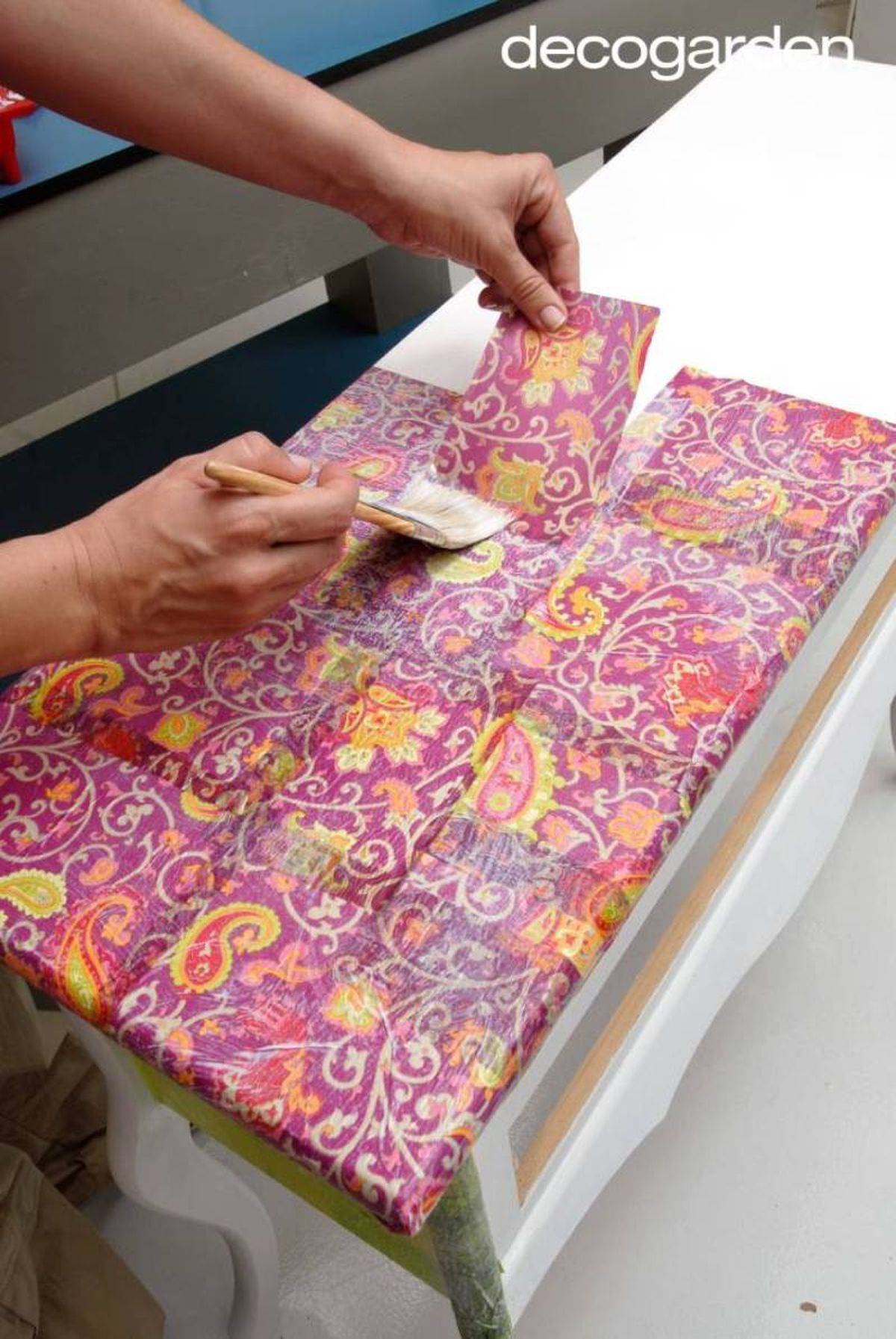 Técnica de decoupage sobre un mueble de madera.