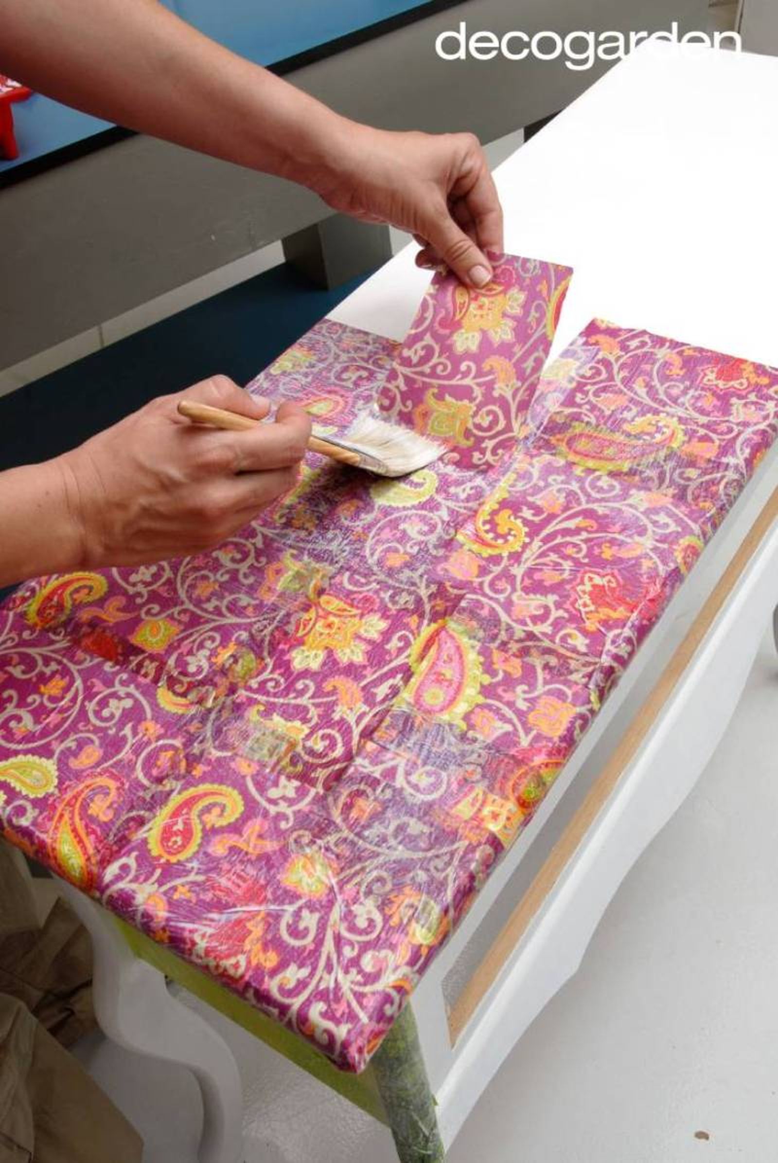 Técnica de decoupage sobre un mueble de madera.