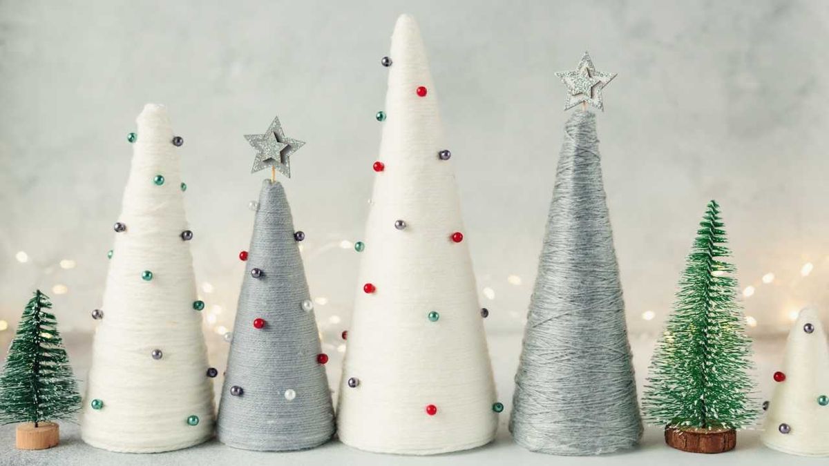 Árboles de Navidad hechos con hilos y lana.