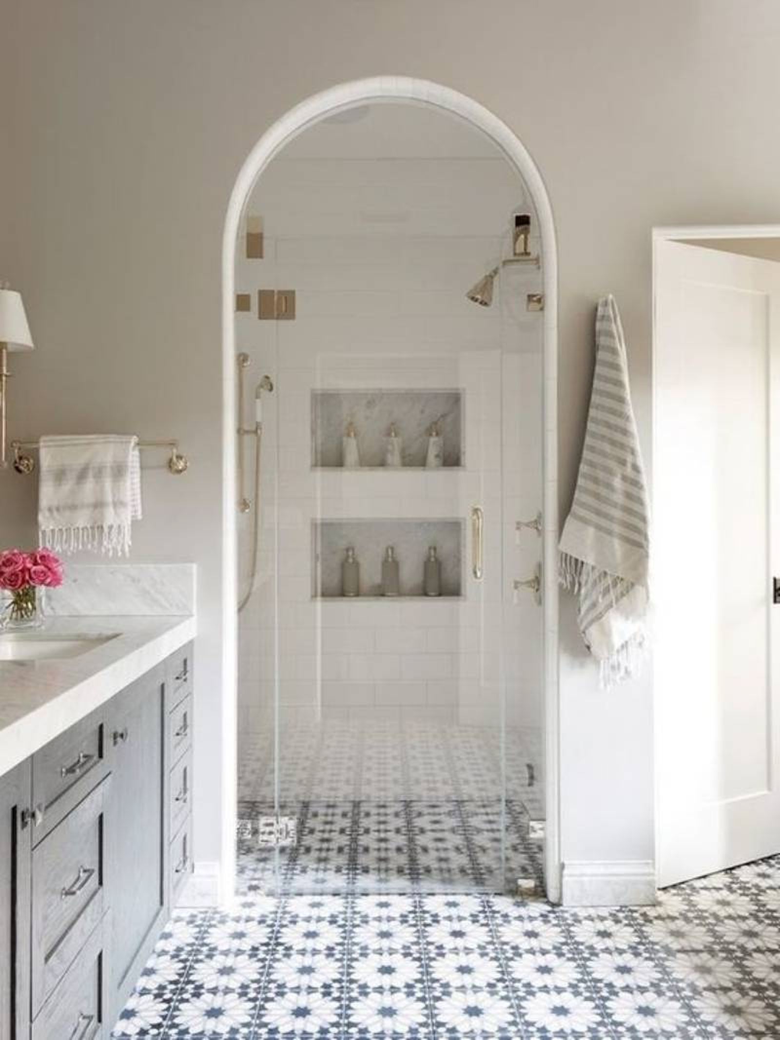Baño con arco decorativo.