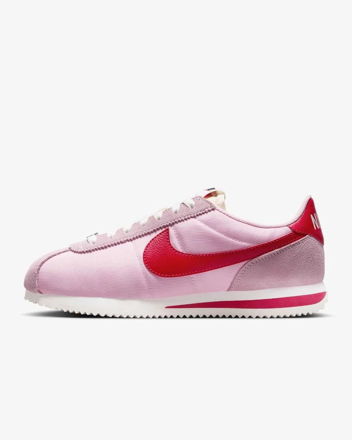 Nike Cortez en color Medium Soft Pink/Sail/Team Orange/Fire Red