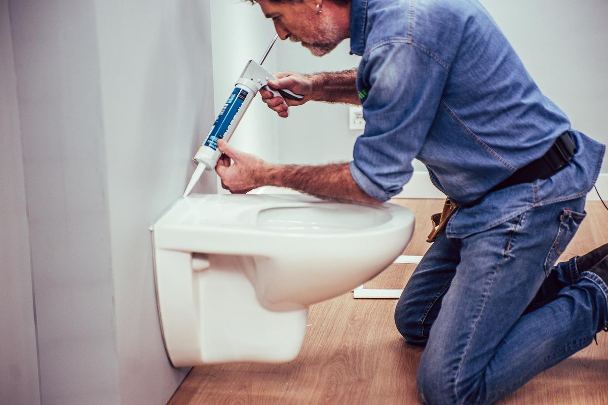 Cómo colocar un inodoro suspendido paso 12