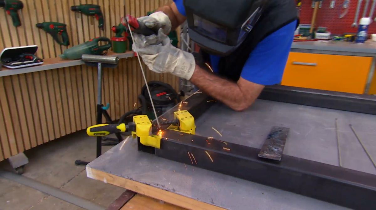 Cómo hacer una mesa de diseño de cristal paso 4