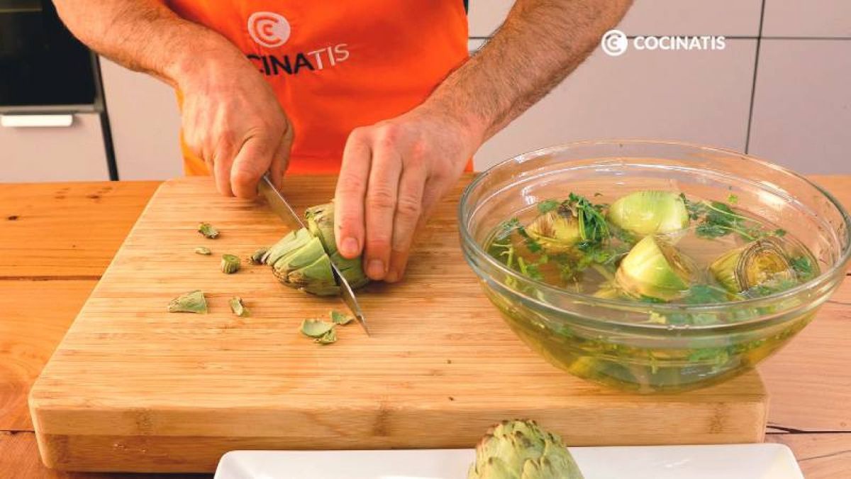 Corta y limpia las alcachofas