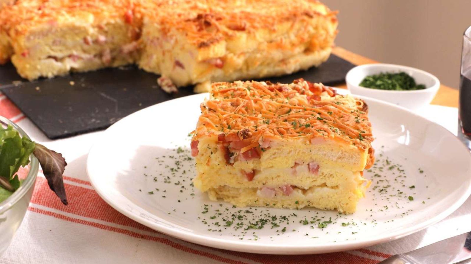 Pastel de bacon y queso con pan de molde