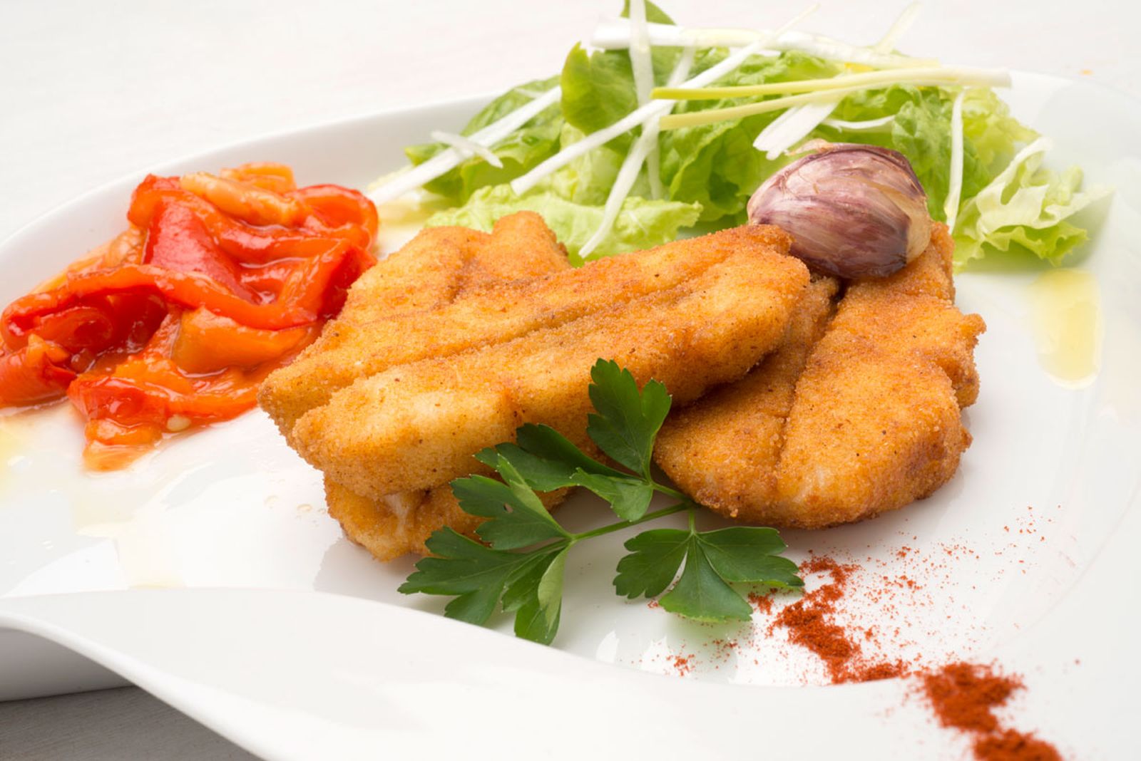 487 Pescadilla empanada pimenton con pimientos y ensalada (5102) xl