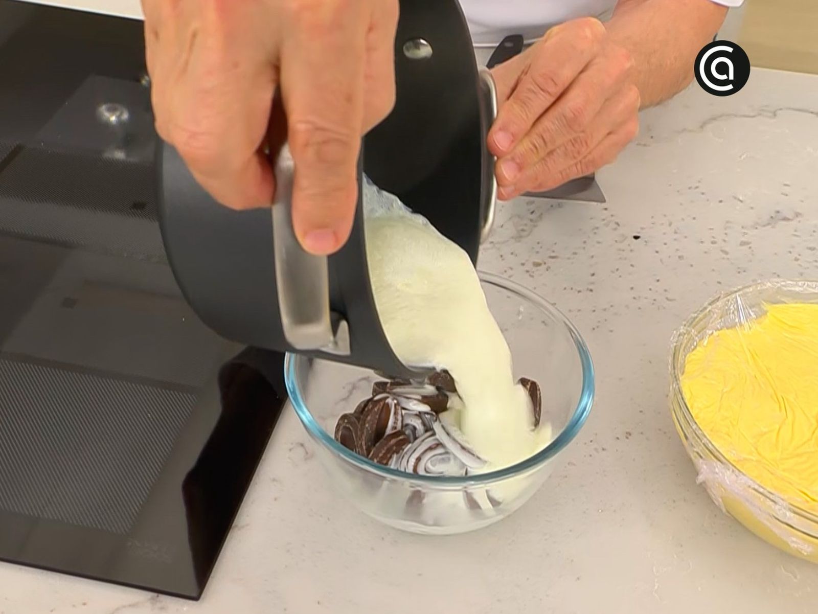 Vierte la nata sobre el chocoalte