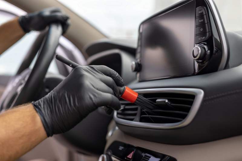 Cuida tu coche y limpia el salpicadero para evitar los malos olores