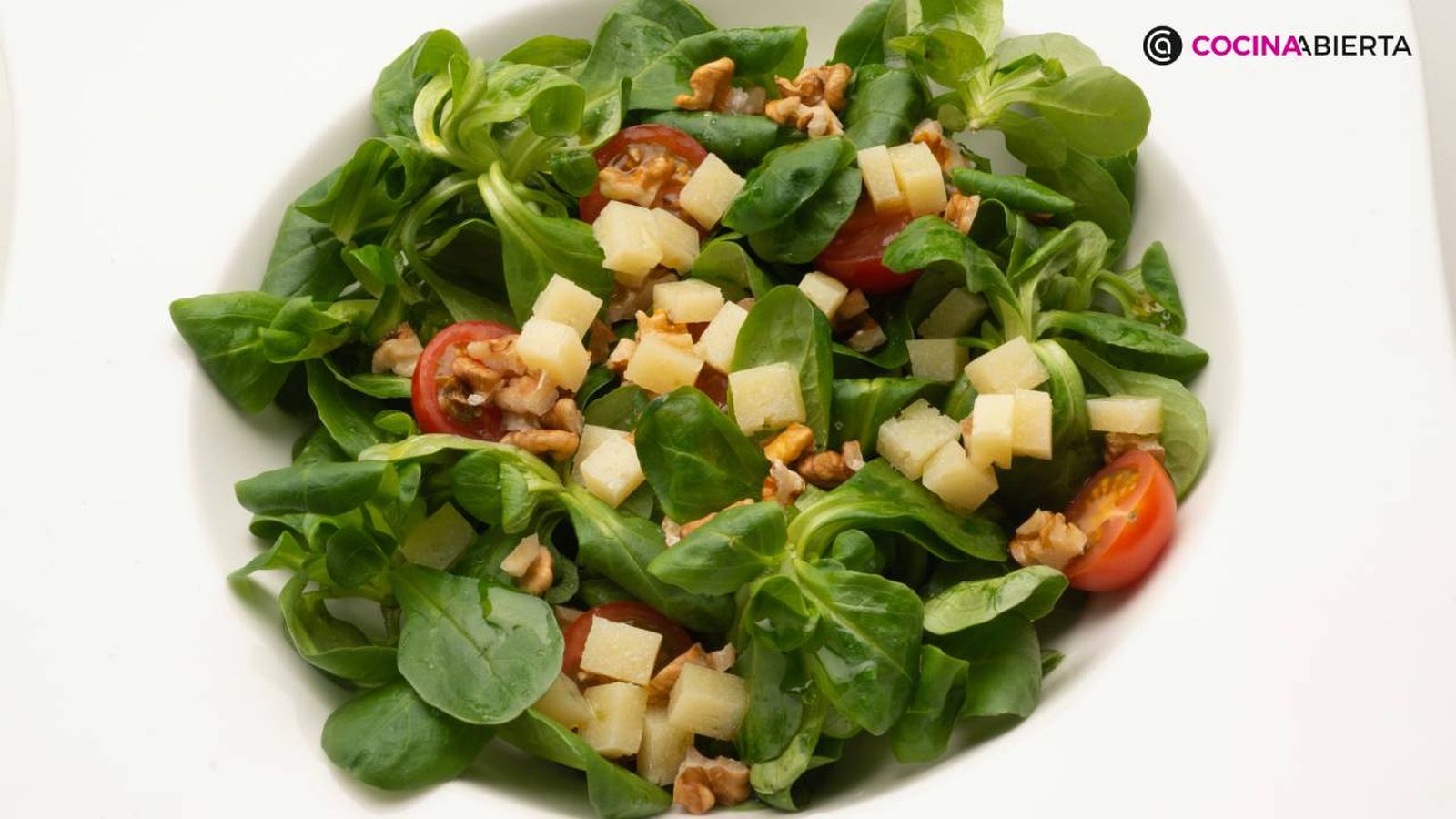 Una nutritiva ensalada de canónigos con queso, nueces y tomates
