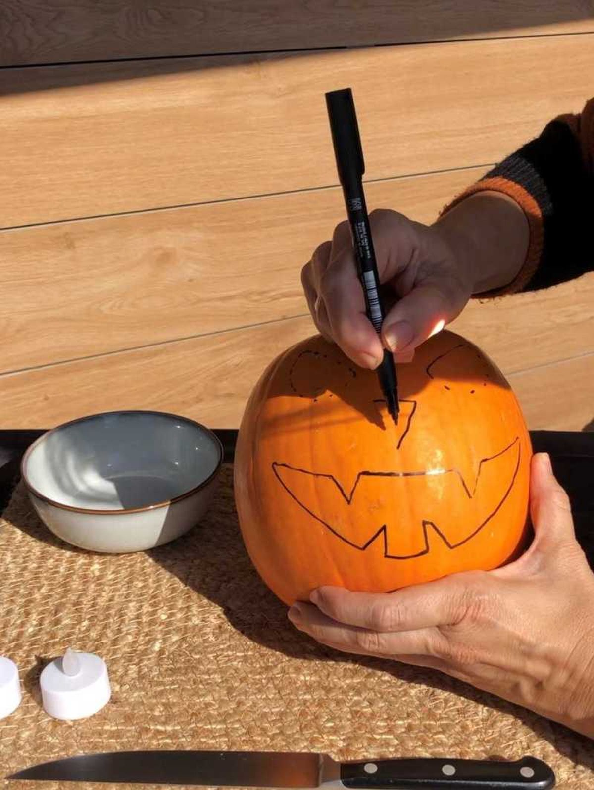 Dibujar la capa de la calabaza de Halloween para tallarla.