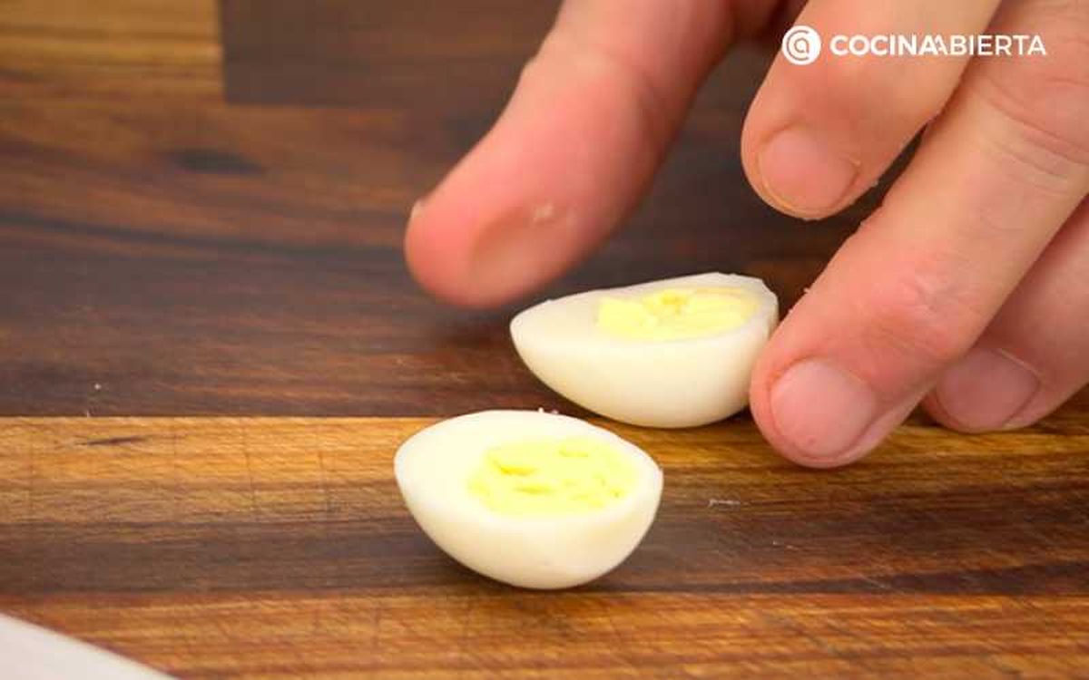 Pela y corta los huevos de codorniz