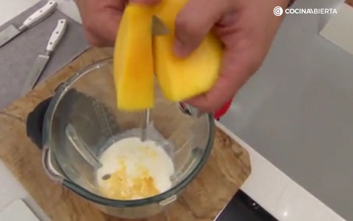 En este caso, utilizamos mango, pero pueden echarse otras frutas exóticas
