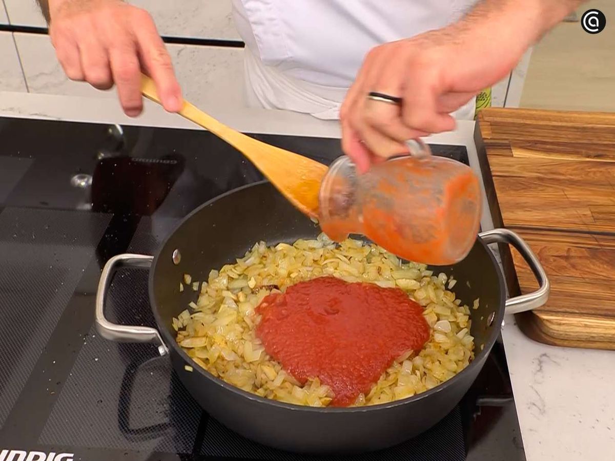 Rehoga la cebolla con el tomate
