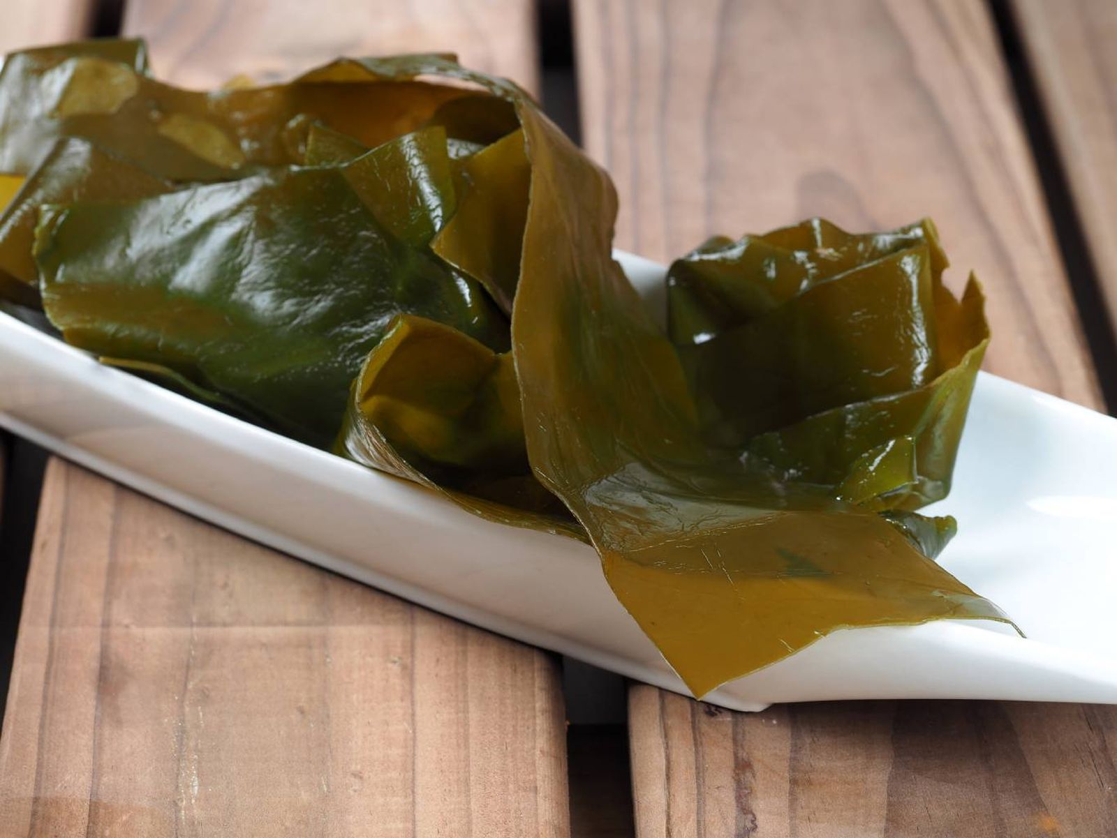 El kombu es clave en la cocina japonesa para aportar sabor umami a caldos y guisos.