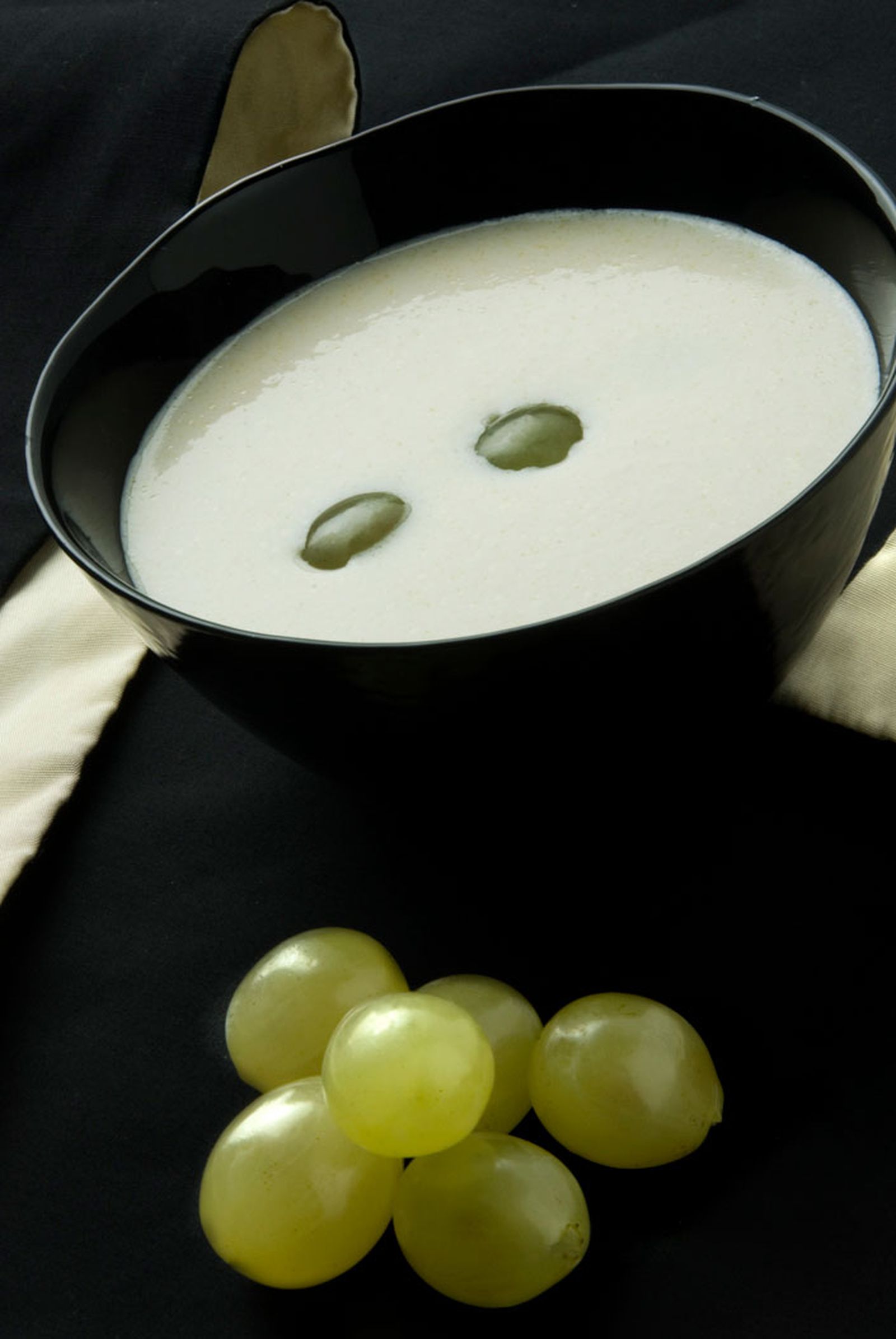 Ajo blanco con uvas