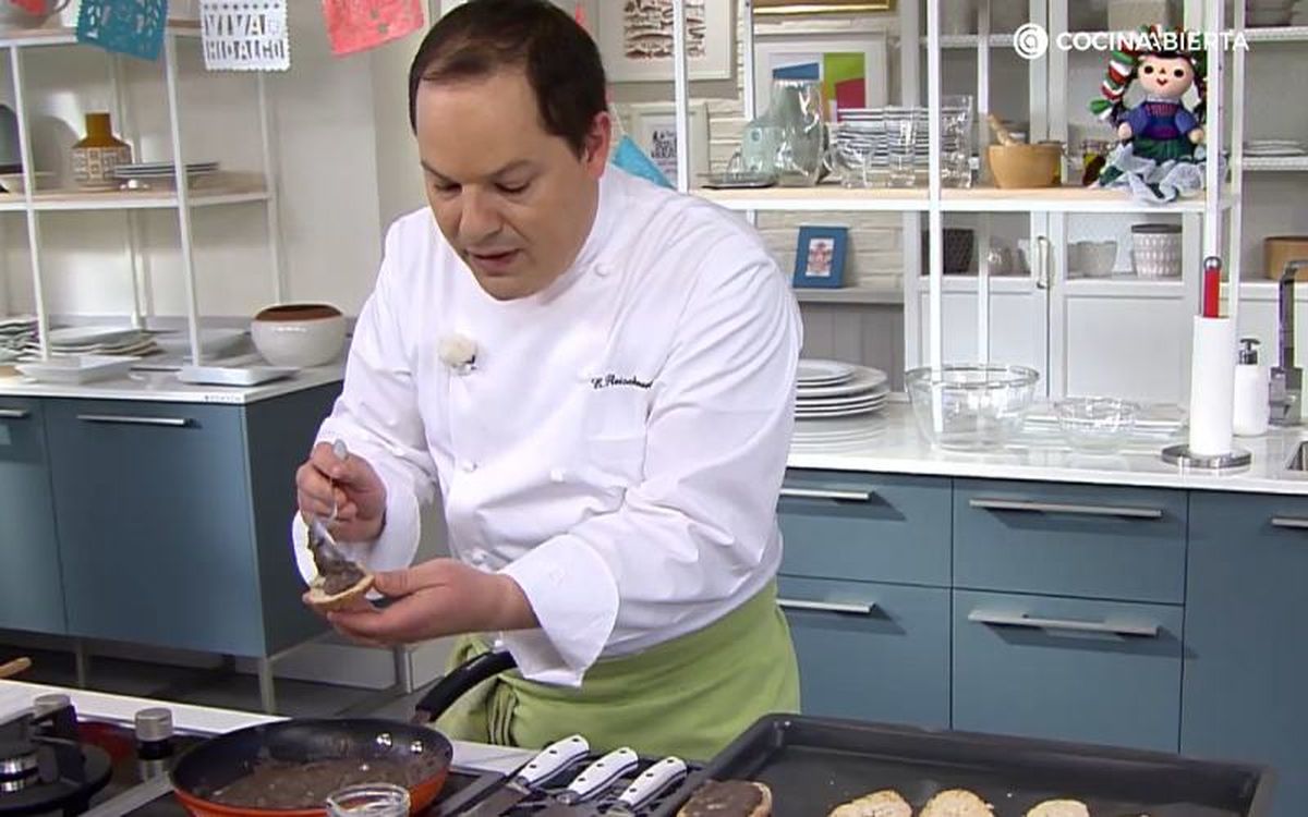 Unta los molletes con una capa de pasta de frijoles