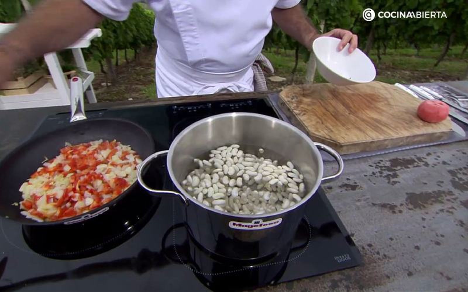Mientras se pochan las verduras, pon a cocer las pochas