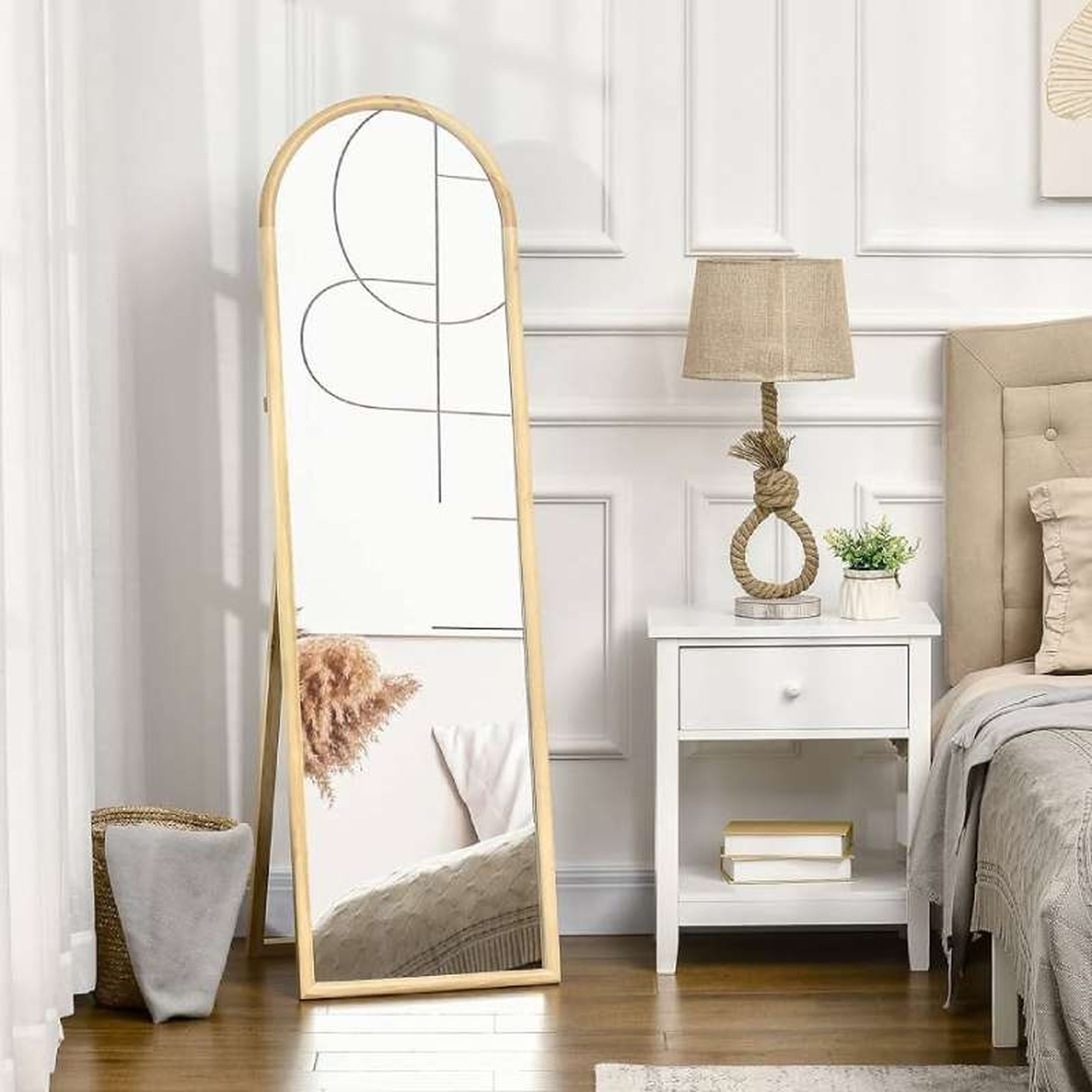 Dormitorio con espejo de cuerpo entero.