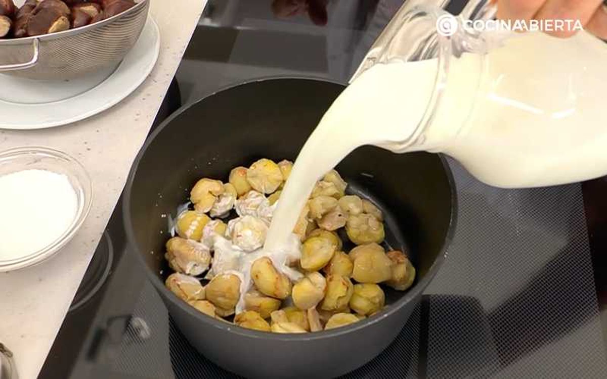 Cuece las castañas con leche