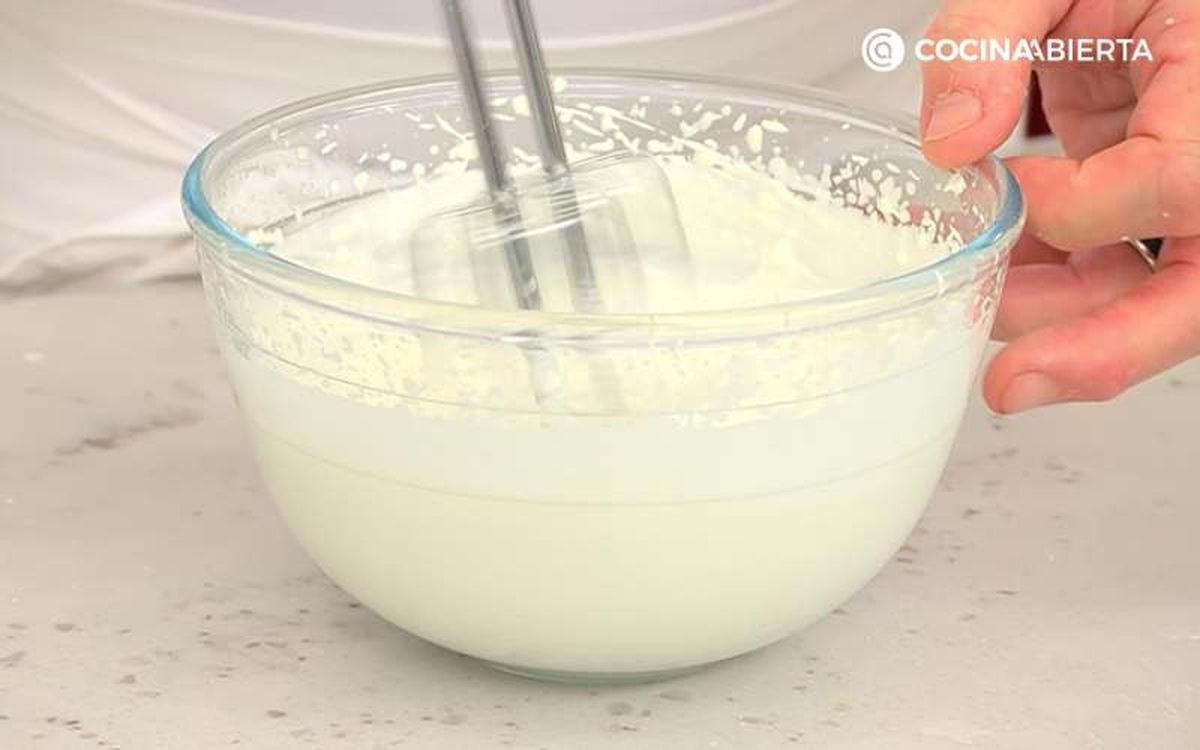 Monta la crema chantillí y colócala en una manga pastelera