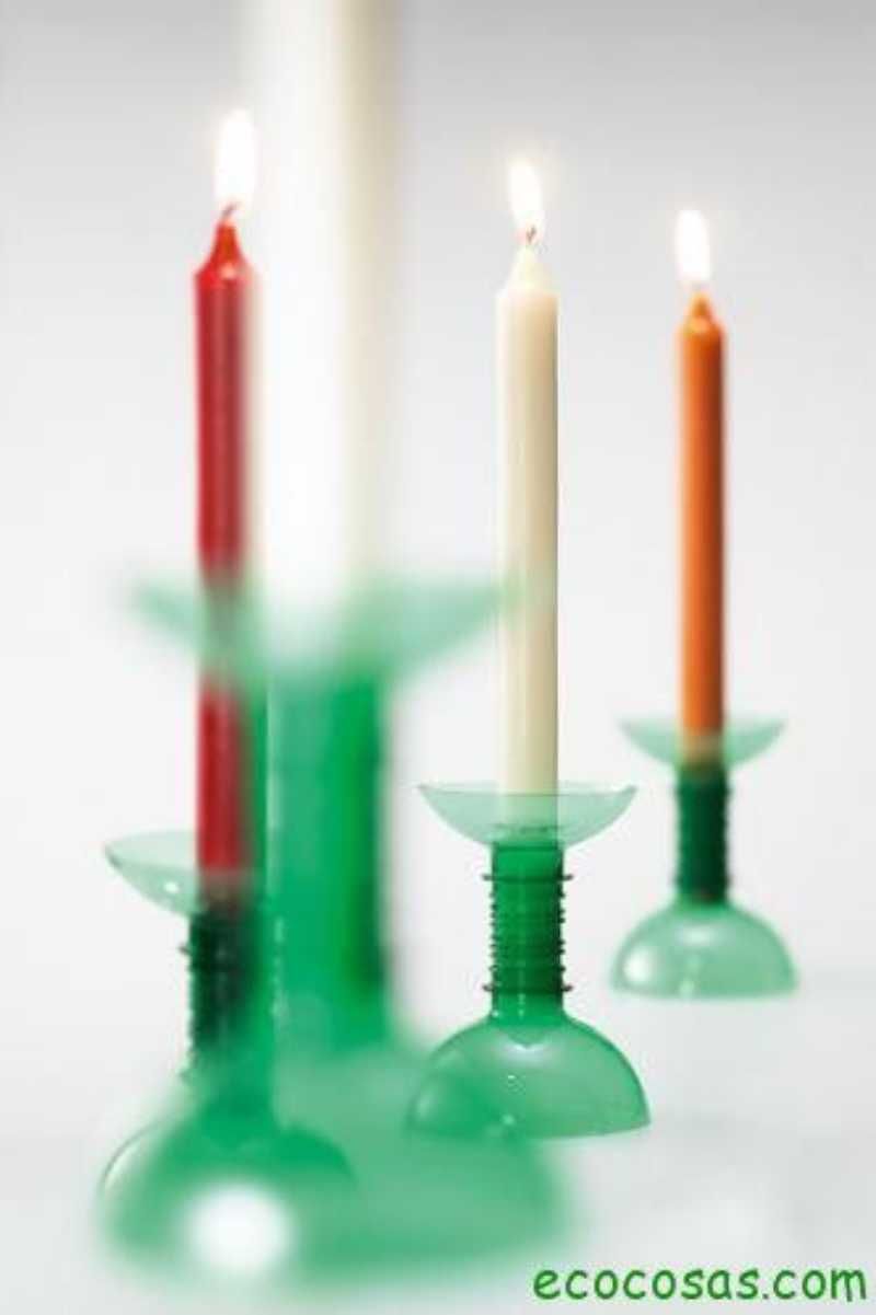 Candelabros hechos con botellas de plástico.
