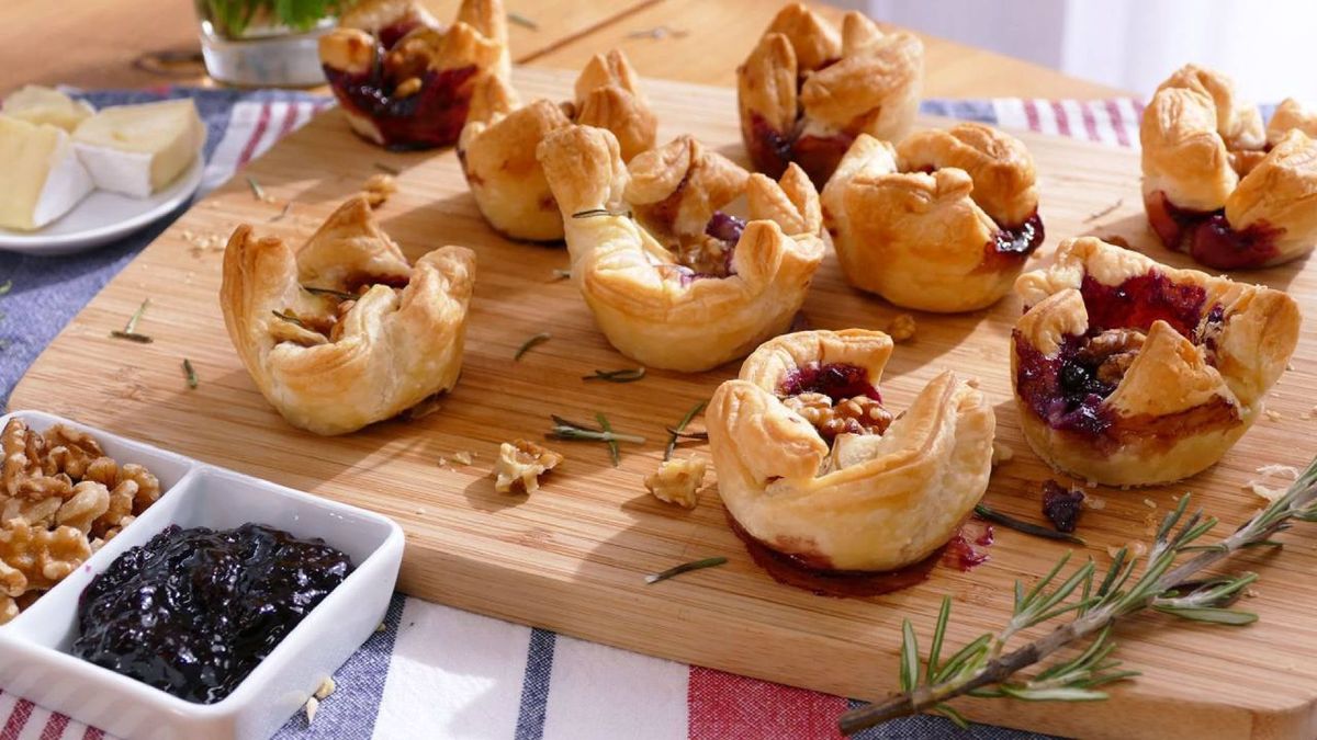 Bocados de queso brie y arándanos