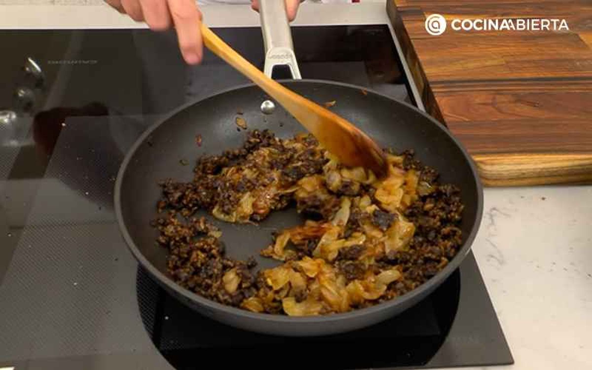 Mezcla la morcilla con la cebolla caramelizada