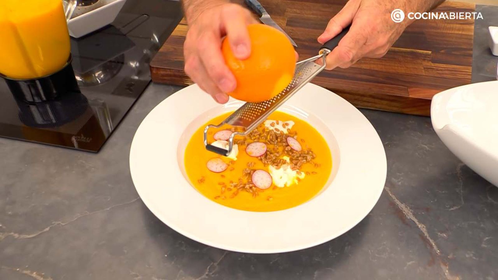 Ralla un poco de la piel de una naranja