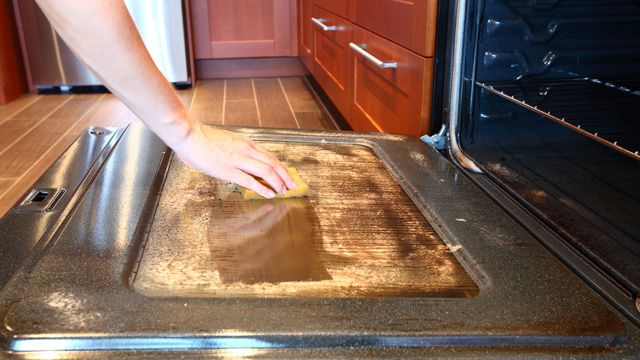 como limpiar el cristal del horno con trucos caseros1