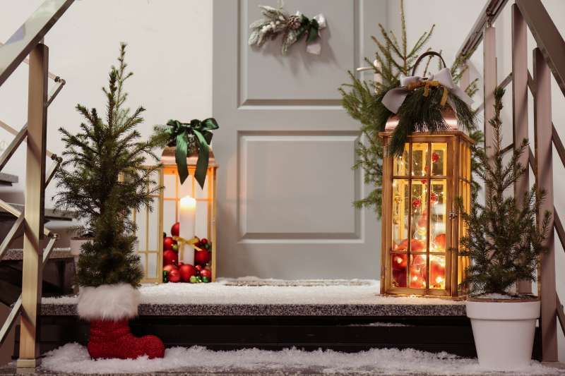 Puerta de entrada decorada con farolillos de Navidad.