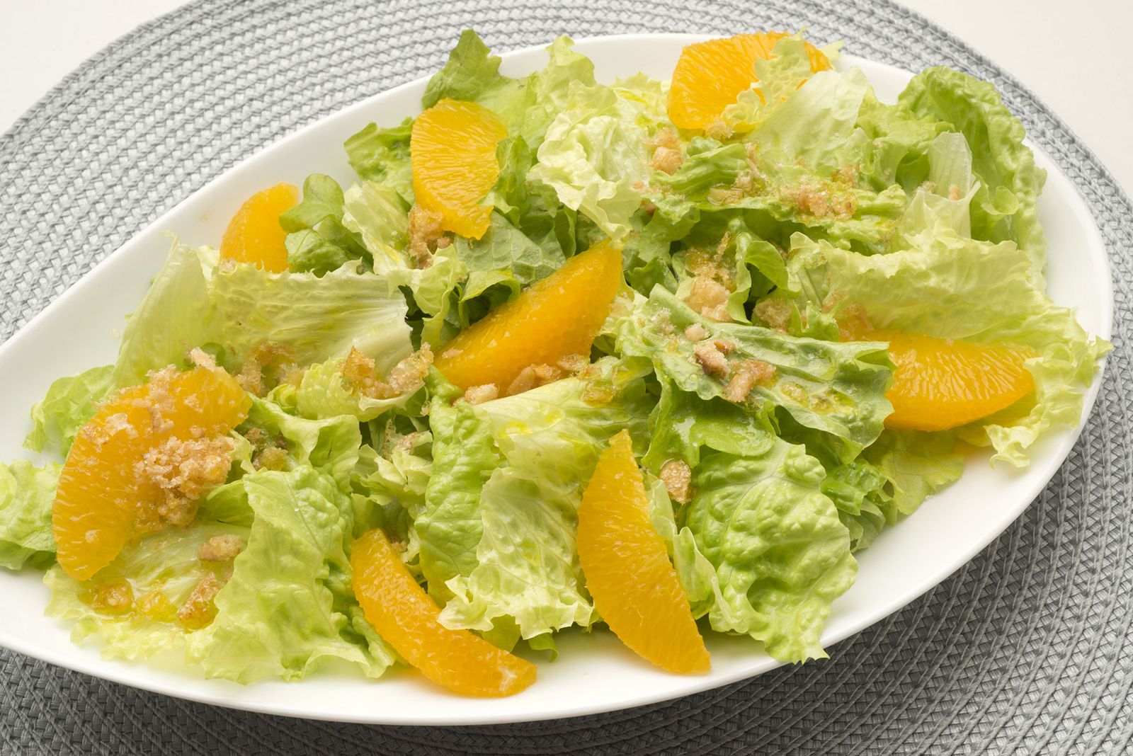 6116 2 Ensalada de lechuga, naranja y cortezas de cerdo xl