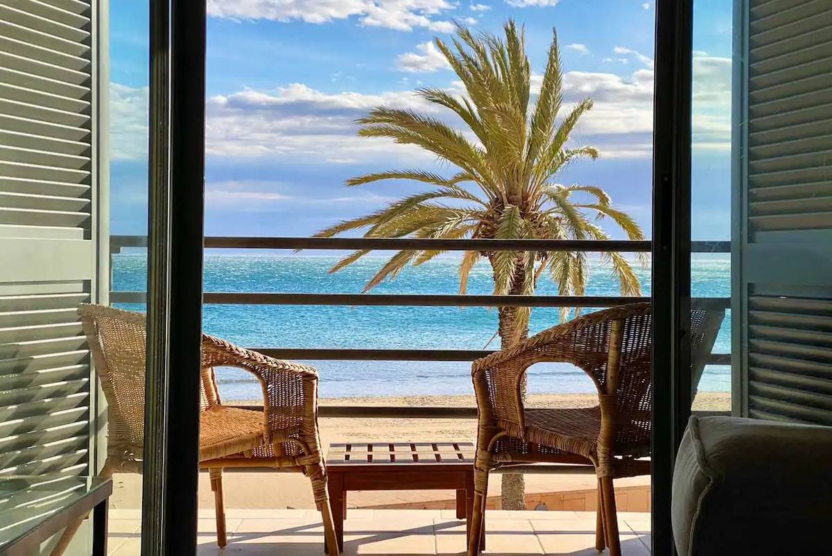 Apartamentos admiten mascotas primera linea playa Roses Girona Cataluna