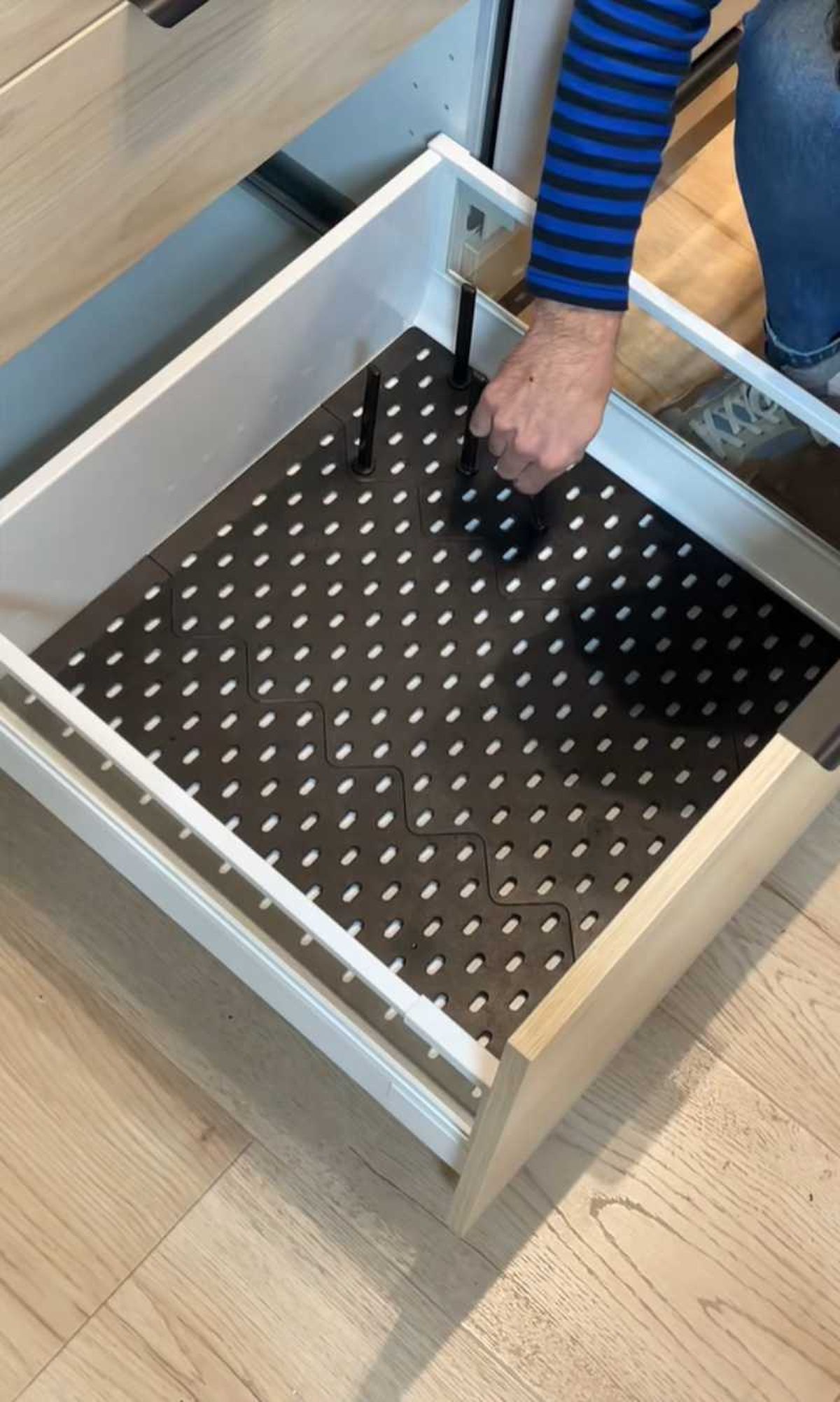 Cajón con el panel perforado UPPDATERA.